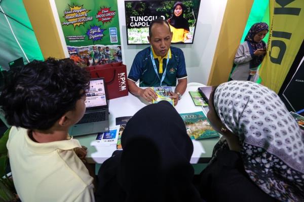 Visitors make a beeline for govt booths at Central Zone Madani Rakyat programme