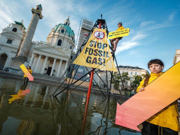 Protest against OMV Gas Project in Vienna. © Mitja Kobal / Greenpeace Protest against OMV Gas Project in Vienna. © Mitja Kobal / Greenpeace