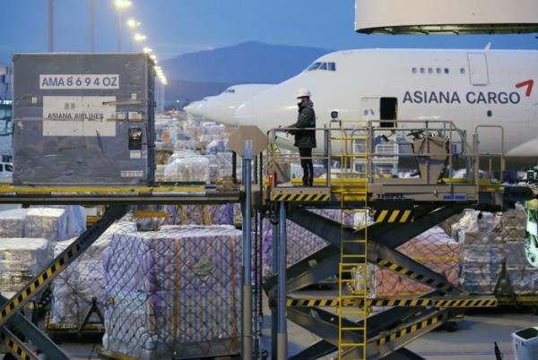 Asiana　Airlines'　freighter　at　Incheon　International　Airport