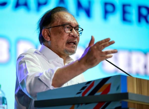 PM Anwar: No more excuses for civil servants after wage hike, any Malaysian can report slackers starting Monday