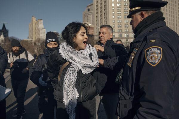 警方逮捕抗议者,封锁布鲁克林大桥,要求以色列-巴勒斯坦冲突停火的亲巴勒斯坦示威活动。图片来源:AP Photo/Andres Kudacki 警方逮捕抗议者,封锁布鲁克林大桥,要求以色列-巴勒斯坦冲突停火的亲巴勒斯坦示威活动。图片来源:AP Photo/Andres Kudacki